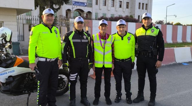 DÖRTYOL’UN SEVİLEN İSMİ ÖMÜR, POLİS YELEĞİ GİYEREK TRAFİK DENETİMİNE ÇIKTI   