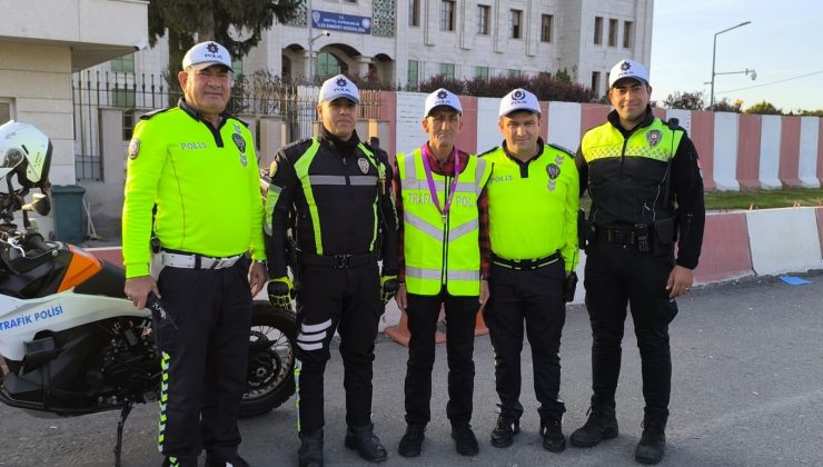 DÖRTYOL’UN SEVİLEN İSMİ ÖMÜR, POLİS YELEĞİ GİYEREK TRAFİK DENETİMİNE ÇIKTI   