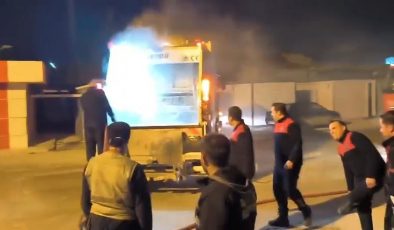 ÇÖP TOPLAMA SIRASINDA YANAN KAMYONUNU İTFAİYEYE SÜRDÜ 