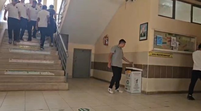 ONLARCA ÖĞRENCİNİN BAKIP GEÇTİĞİ PET ŞİŞEYİ, ÇÖPE ATAN ÖĞRENCİ ÇEYREK ALTINI KAZANDI 