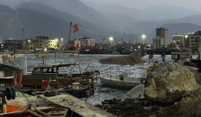 HATAY’DA FIRTINANIN ETKİSİYLE 5 TEKNE VE 1 YAT ALABORA OLDU   