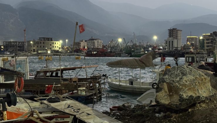 HATAY’DA FIRTINANIN ETKİSİYLE 5 TEKNE VE 1 YAT ALABORA OLDU   
