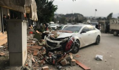 FIRTINANIN ETKİSİYLE YIKILAN DUVAR 3 OTOMOBİLE VE 1 MOTOSİKLET ZARAR VERDİ   