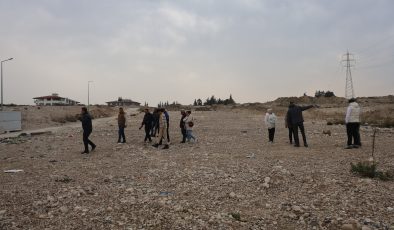 ‘BİZ ANLAŞIP YAPAMADIK AMA YAPARSA DEVLETİMİZ YAPAR’ DİYEN SİTE SAKİNLERİ, YUVALARINDAN GERİYE KALAN BOŞ ARAZİNİN REZERV ALANINA ALINMASINI İSTİYORLAR  