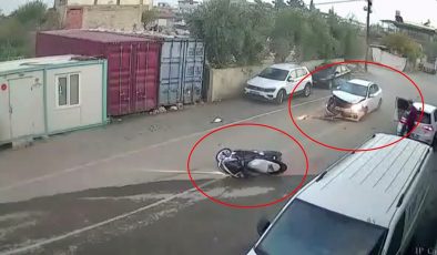 OTOMOBİLLE ÇARPIŞAN MOTOSİKLET SÜRÜCÜSÜNÜN HAVADA TAKLALAR ATTIĞI ANLAR KAMERADA   