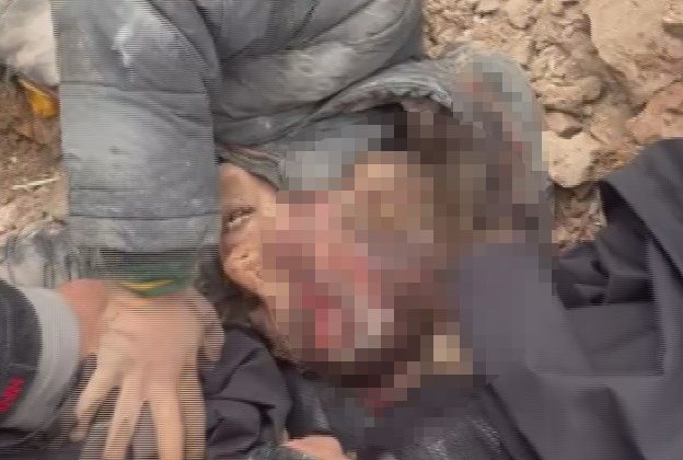 DAYISI TARAFINDAN DÖVÜLEREK ÖLÜME TERK EDİLEN ÇOCUK KAYALARIN ALTINDA YARALI HALDE BULUNDU   