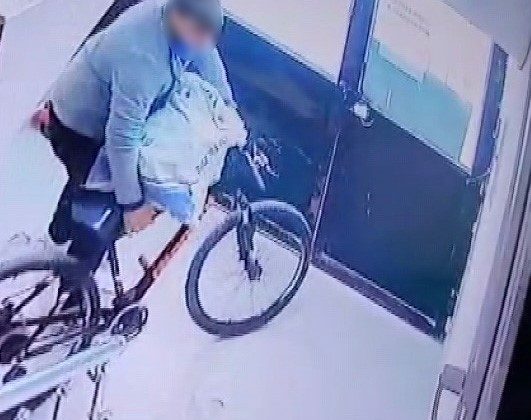 KAMERALARA YAKALANAN BİSİKLET HIRSIZINA “YAZIK YAŞIN GENÇ DİYE ŞİKAYETÇİ OLMADIK, BİR AN ÖNCE İŞ BUL VE ÇALIŞ” DİYEREK NASİHAT ETTİ  