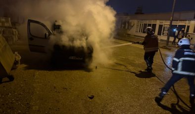 KIRIKHAN’DA HAFİF TİCARİ ARAÇ YANDI  