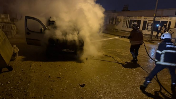 KIRIKHAN’DA HAFİF TİCARİ ARAÇ YANDI  