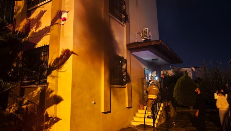 ELEKTRİK KONTAĞINDAN ÇIKAN YANGINDA ALEVLERE TESLİM OLAN EV KULLANILMAZ HALE GELDİ 