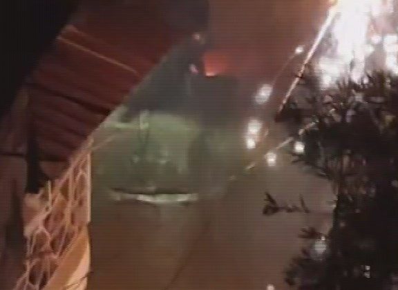 ELEKTRİK KABLOLARINDA YAŞANAN PATLAMA GECEYİ GÜNDÜZE ÇEVİRDİ  