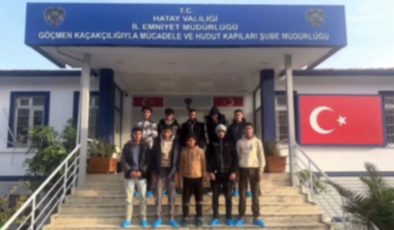 AVRUPA UMUDUYLA ÇIKTIKLARI YOLDA BATTANİYE ALTINDA HATAY’DA YAKALANDILAR  