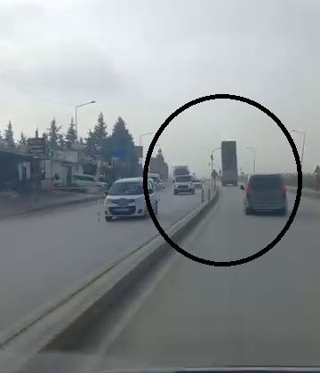 DAMPERİ AÇIK HAFRİYAT KAMYONU TRAFİK IŞIKLARINA ÇARPTI   