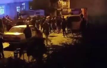 AİLELER ARASINDA SAVAŞI ANDIRAN KAVGADA EVLER ATEŞE VERİLDİ   