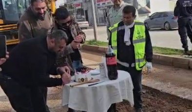 YÜREK ISITAN GÖRÜNTÜ; GECE GÜNDÜZ MESAİ YAPAN BELEDİYE PERSONELİNE PASTA KESİP, MUM ÜFLETTİLER 