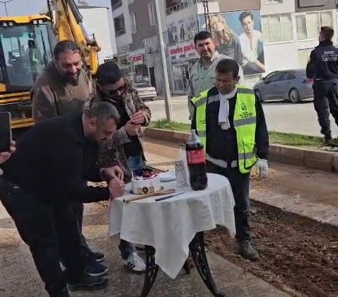 YÜREK ISITAN GÖRÜNTÜ; GECE GÜNDÜZ MESAİ YAPAN BELEDİYE PERSONELİNE PASTA KESİP, MUM ÜFLETTİLER 
