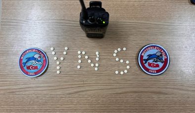 SAMANDAĞ’DA UYUŞTURUCU HAPLA YAKALANAN EHLİYETSİZ SÜRÜCÜYE 37 BİN TL CEZA 