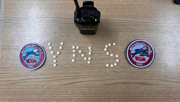 SAMANDAĞ’DA UYUŞTURUCU HAPLA YAKALANAN EHLİYETSİZ SÜRÜCÜYE 37 BİN TL CEZA 