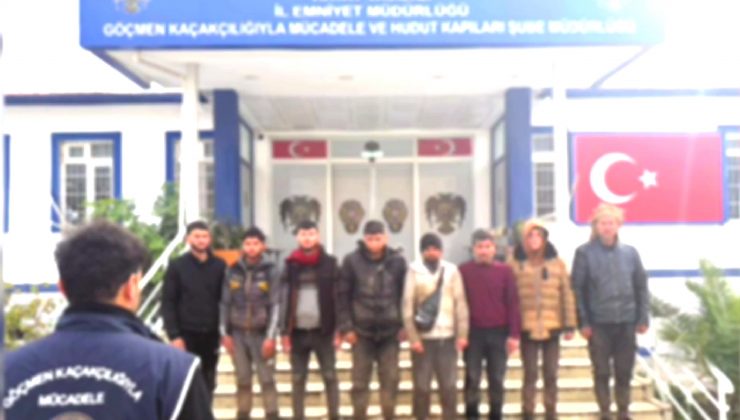 BAGAJINA 2 KİŞİYİ SIĞDIRDIĞI OTOMOBİLDE 8 GÖÇMENİ KAÇIRIRKEN YAKALANDI 