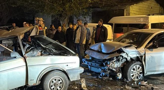 TOFAŞ’IN HURDAYA DÖNDÜĞÜ KAZADA 2 KİŞİ YARALANDI   