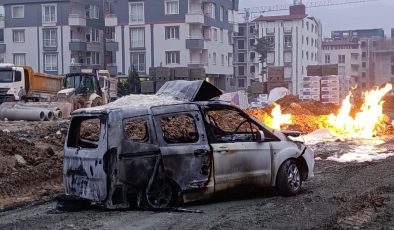 ŞANTİYE ÇALIŞMALARI ESNASINDA ZARAR VERİLEN DOĞALGAZ BORUSUNDAN ÇIKAN ALEVLERLE HAFİF TİCARİ ARAÇ YANDI 