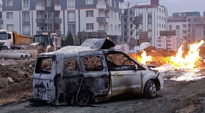 ŞANTİYE ÇALIŞMALARI ESNASINDA ZARAR VERİLEN DOĞALGAZ BORUSUNDAN ÇIKAN ALEVLERLE HAFİF TİCARİ ARAÇ YANDI 