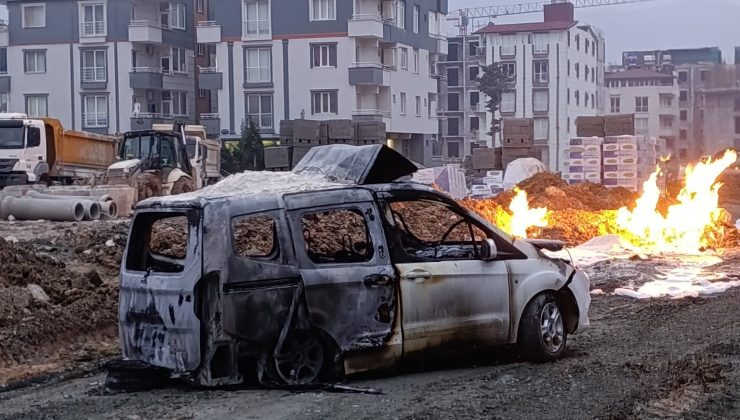 ŞANTİYE ÇALIŞMALARI ESNASINDA ZARAR VERİLEN DOĞALGAZ BORUSUNDAN ÇIKAN ALEVLERLE HAFİF TİCARİ ARAÇ YANDI 