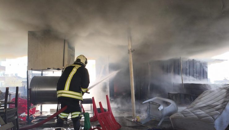 KIRIKHAN’DA EVİN ÇATI KATI ALEVLERE TESLİM OLDU   