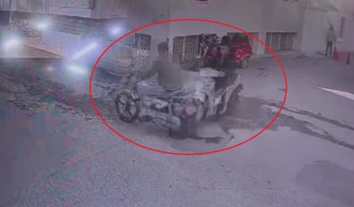 MOTOSİKLETLERİN KAFA KAFAYA ÇARPIŞTIĞI ANLAR KAMERAYA YANSIDI   