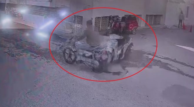 MOTOSİKLETLERİN KAFA KAFAYA ÇARPIŞTIĞI ANLAR KAMERAYA YANSIDI   