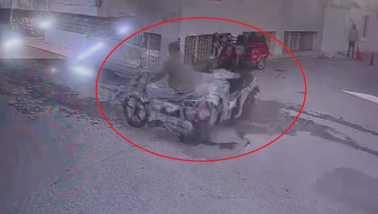 MOTOSİKLETLERİN KAFA KAFAYA ÇARPIŞTIĞI ANLAR KAMERAYA YANSIDI   