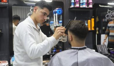 DEPREME MÜŞTERİSİNİN SAÇINI YIKARKEN YAKALANAN KUAFÖRÜN USTALIĞINI KONUŞTURDUĞU ANLAR KAMERADA  