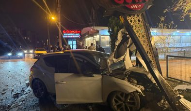 KAZA YAPAN SÜRÜCÜ ARACI BIRAKIP KAYIPLARA KARIŞTI   