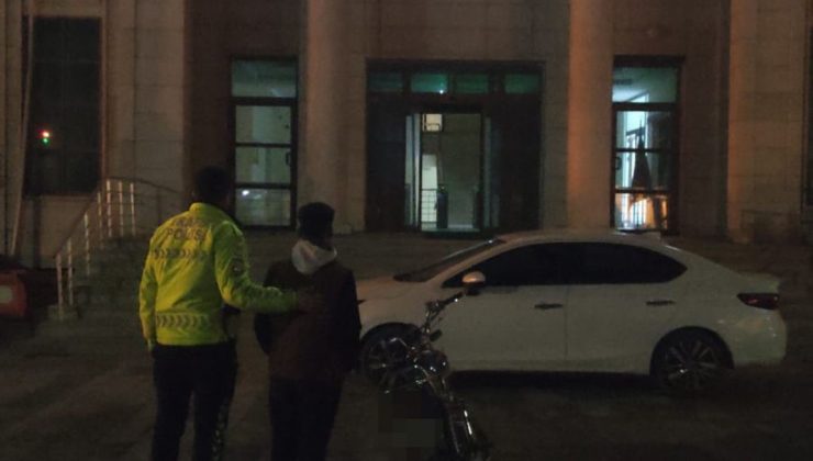 MOTOSİKLETİ YATARAK KULLANIP TRAFİĞİ TEHLİKEYE SOKAN SÜRÜCÜYE 21 BİN LİRA CEZA   