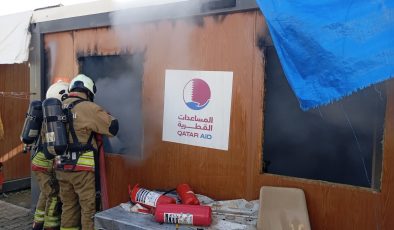 DEPREMZEDE YAŞLI ÇİFTİN YAŞADIĞI KONTEYNER YANARAK KÜLE DÖNDÜ   