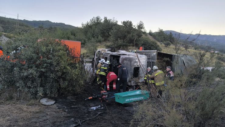 KAZA YAPTIKTAN SONRA ALEVLERE TESLİM OLAN TIRDAKİ 2 KİŞİ ÖLDÜ, TAŞINAN ANGUSLAR OTOBANA YAYILDI 