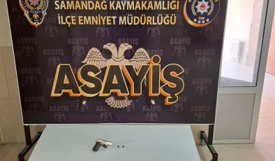 POLİS SİLAHLA ÇEVREYE KORKU SALAN ŞAHSI 100 KAMERAYI İNCELEYEREK YAKALADI   