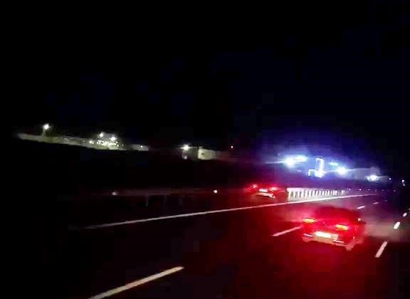 OTOBANDA YÜREKLERİ AĞZA GETİREN GÖRÜNTÜ, BARİYERLERE VURMAK ÜZEREYKEN DURDU   