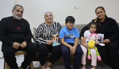 EVLADINDAN BAHSEDERKEN GÖZYAŞLARINA BOĞULAN ANNEANNE, DEPREMDE KAYBETTİĞİ KIZININ EMANETİ OLAN TORUNLARINA HEM ANNELİK HEM DE BABALIK YAPIYOR   