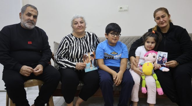 EVLADINDAN BAHSEDERKEN GÖZYAŞLARINA BOĞULAN ANNEANNE, DEPREMDE KAYBETTİĞİ KIZININ EMANETİ OLAN TORUNLARINA HEM ANNELİK HEM DE BABALIK YAPIYOR   