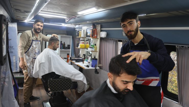 İLK KEZ GÖRENLERİ ŞAŞIRTAN MOBİL BERBER, BİR ‘ALO’ İLE MÜŞTERİLERİNİN AYAĞINA GİDEREK VİP HİZMET VERİYOR 