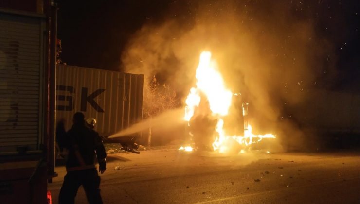 HATAY’DA ALEVLERE TESLİM OLAN TIR KULLANILAMAZ HALE GELDİ   