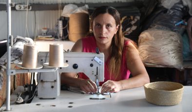 EL İŞİYLE İLMİK ATARAK PARA KAZANAN 4 ÇOCUKLU ANNE, EVLATLARINA VE ENGELLİ EŞİNE KENDİ EMEĞİYLE BAKIYOR 