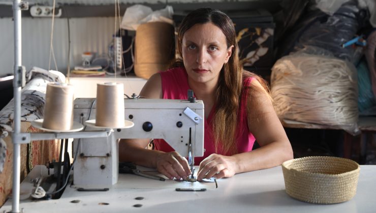 EL İŞİYLE İLMİK ATARAK PARA KAZANAN 4 ÇOCUKLU ANNE, EVLATLARINA VE ENGELLİ EŞİNE KENDİ EMEĞİYLE BAKIYOR 