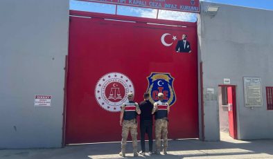 HATAY’DA 30 YIL HAPİS CEZASI BULUNAN FİRARİ MANDALİNA BAHÇESİNDE YAKALANDI   