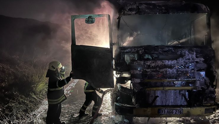 HATAY’DA ALEVLERE TESLİM OLAN TIR KULLANILAMAZ HALE GELDİ   
