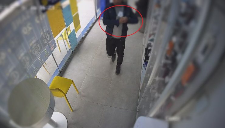 CAMEKANDAKİ CEP TELEFONUNU KAŞLA GÖZ ARASINDA ÇALAN HIRSIZIN O ANLARI KAMERADA  