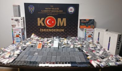 HATAY’DA KAÇAKÇILIK OPERASYONU: OTOMOBİLİN HER YERİNDEN TELEFON VE ELEKTRONİK SİGARA FIŞKIRDI 