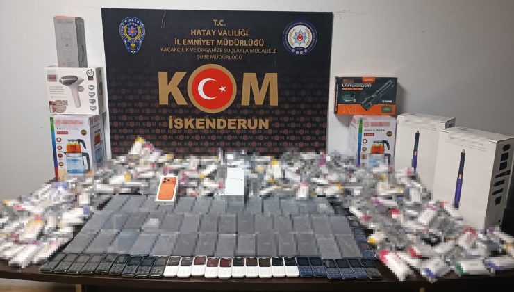 HATAY’DA KAÇAKÇILIK OPERASYONU: OTOMOBİLİN HER YERİNDEN TELEFON VE ELEKTRONİK SİGARA FIŞKIRDI 