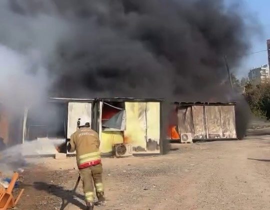 İŞÇİLERİN KALDIĞI KONTEYNER YATAKHANE ALEVLERE TESLİM OLDU 